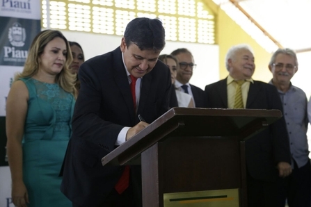 Governador entrega Quadra Poliesportiva em Campo Maior - Foto: João Albert