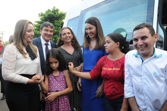 Governo entrega van para Associação de Deficientes Visuais de Campo Maior